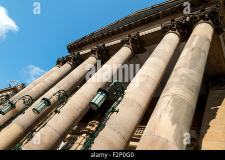 Lampe und Spalten außerhalb des Theatre Royal, Grey Street, Newcastle upon Tyne, Tyne and Wear, England, UK. Stockfoto
