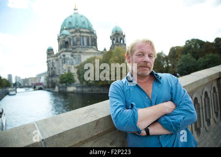 Berlin, Deutschland. 21. Sep, 2015. Deutscher Schauspieler und Regisseur Ben Becker stellt in einem Interview zur Förderung seiner bevorstehenden Spiel "Ich, Judas" (lit.) I, Judas) vor der Kathedrale in Berlin, Deutschland, 21. September 2015. Das Spiel wird am 18. November 2015 premiere. Foto: Jörg CARSTENSEN/Dpa/Alamy Live News Stockfoto