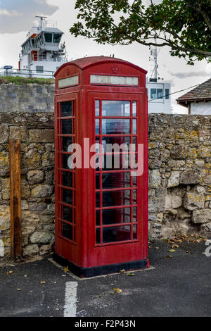 Eine rote alte altmodische englische Telefonzelle Stockfoto