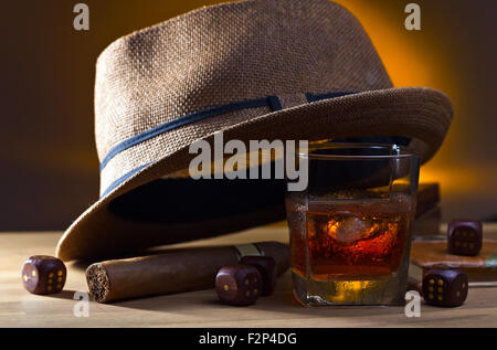 Whisky und Würfel auf einem Holztisch Stockfoto