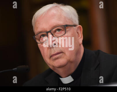 Fulda, Deutschland. 22. Sep, 2015. Norbert Trelle, Bischof von Hildesheim, abgebildet auf einer Pressekonferenz der Deutschen Bischofskonferenz in Fulda, Deutschland, 22. September 2015. © Dpa picture-Alliance/Alamy Live News Stockfoto