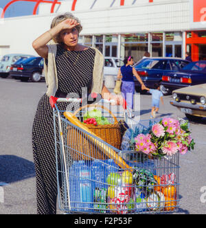 Erschöpft, reife Frau mit Einkaufswagen im Supermarkt Frankreich Europa Stockfoto