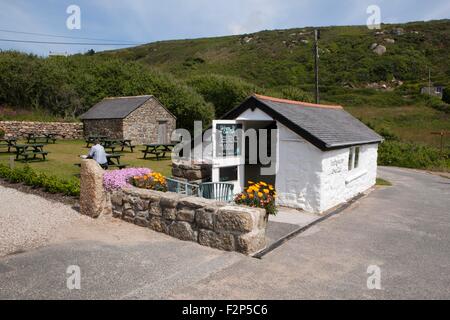 Tha Café Porthgwarra Cove ist ein kleiner Küsten Weiler in der Nähe von St Levan, Cornwall, verwendet in der Verfilmung von Poldark. Stockfoto