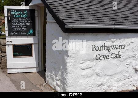 Tha Café Porthgwarra Cove ist ein kleiner Küsten Weiler in der Nähe von St Levan, Cornwall, verwendet in der Verfilmung von Poldark. Stockfoto