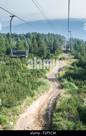 Bulgarien, Rila-Gebirge, ältere Frau mit Sessellift Stockfoto