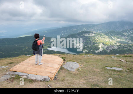 Bulgarien, Rila-Gebirge, Rückseite des senior Frau fotografieren mit smartphone Stockfoto