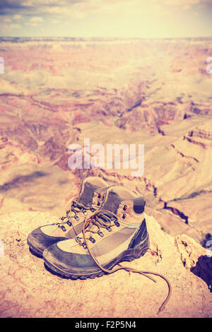 Vintage getönten alte Trekkingschuhe am Südrand des Grand Canyon Abenteuer Konzept Foto. Stockfoto