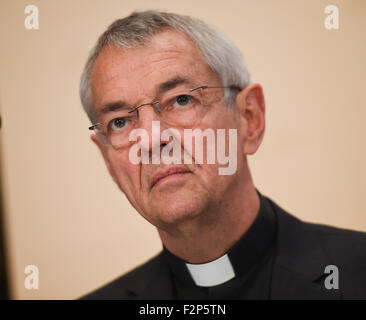 Fulda, Deutschland. 22. Sep, 2015. Ludwig Schick (l), Erzbischof von Bamberg auf einer Pressekonferenz für die Deutsche Bischofskonferenz in Fulda, Deutschland, 22. September 2015. Die katholischen Bischöfe diskutieren die anhaltenden Flüchtlingskrise in Europa unter anderem während des traditionellen Treffens. Foto: ARNE DEDERT/Dpa/Alamy Live-Nachrichten Stockfoto