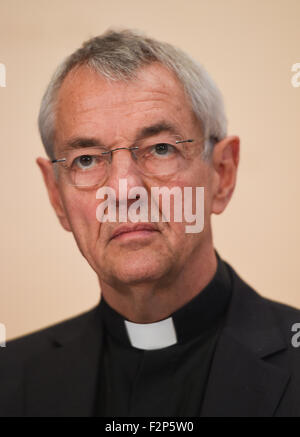 Fulda, Deutschland. 22. Sep, 2015. Ludwig Schick (l), Erzbischof von Bamberg auf einer Pressekonferenz für die Deutsche Bischofskonferenz in Fulda, Deutschland, 22. September 2015. Die katholischen Bischöfe diskutieren die anhaltenden Flüchtlingskrise in Europa unter anderem während des traditionellen Treffens. Foto: ARNE DEDERT/Dpa/Alamy Live-Nachrichten Stockfoto