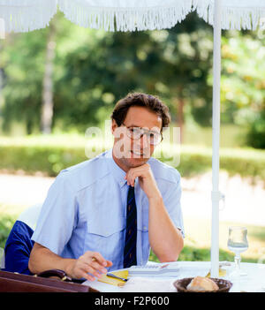 Lächelnde Geschäftsmann Porträt auf der Café-Terrasse Stockfoto
