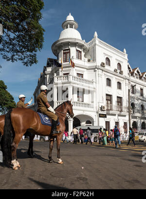 Zwei Polizisten hoch zu Ross vor der kolonialen Queen Hotel, Kandy, Sri Lanka Stockfoto