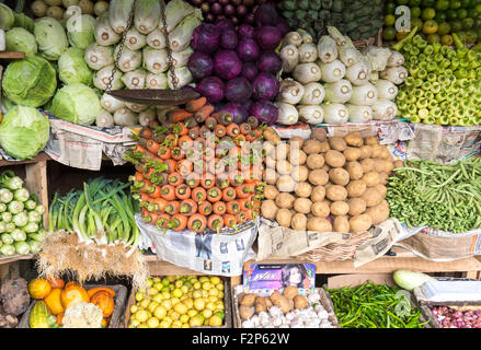 Anordnung der Gemüse zum Verkauf an Kandy Markthalle, Sri Lanka Stockfoto