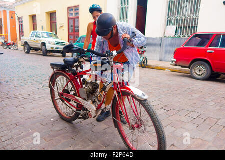 Camagüey, Kuba - 4. September 2015: home made Pedal Gasdruck angetrieben Fahrrad. Stockfoto