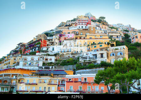 Bunten Häuser entlang der steilen Hügel im Dorf von Positano, Kampanien, Italien an der Amalfiküste Stockfoto