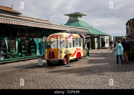 Morris j Typ-Eiswagen auf dem gepflasterten Kai Sutton Harbour, Plymouth Stockfoto