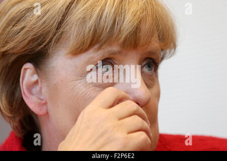 Berlin, Deutschland. 22. Sep, 2015. Deutsche Bundeskanzlerin Angela Merkel (CDU) zu Beginn der Sitzung im Bundestag in Berlin, Deutschland, 22. September 2015 CDU/CSU-Bundestagsfraktion. Foto: WOLFGANG KUMM/DPA/Alamy Live-Nachrichten Stockfoto