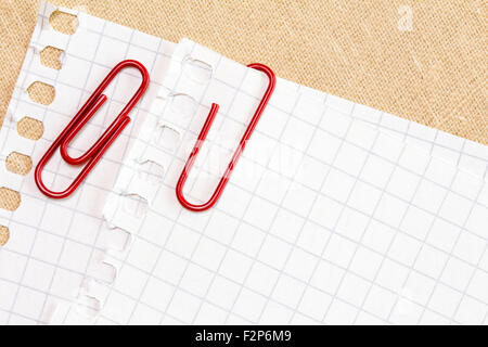 Weißes Papierblatt mit roten Büroklammern Stockfoto