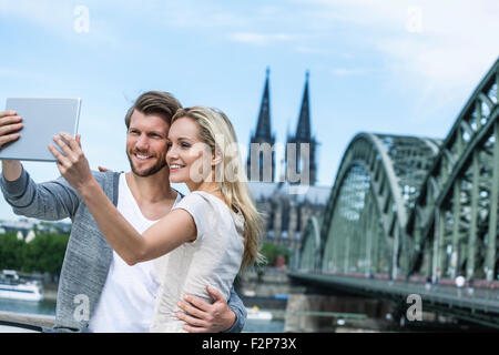 Deutschland, Köln, lächelnd junges Paar unter einem Selfie mit digital-Tablette Stockfoto