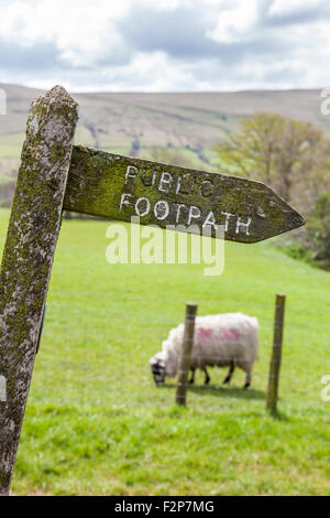 Alte hölzerne öffentlichen Wanderweg Wegweiser in der Landschaft, Derbyshire, England, Großbritannien Stockfoto