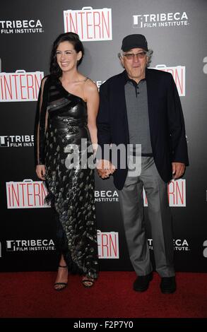 New York, NY, USA. 21. Sep, 2015. Anne Hathaway, Robert De Niro im Ankunftsbereich für THE INTERN Premiere, Ziegfeld Theatre, New York, NY 21. September 2015. Bildnachweis: Kristin Callahan/Everett Collection/Alamy Live-Nachrichten Stockfoto