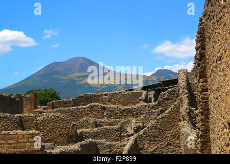 Ansicht der Ruinen in der Altstadt von Pompeji, Italien mit dem Vesuv im Hintergrund Stockfoto