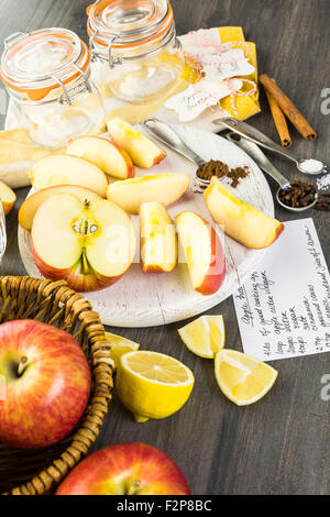 Zutaten für die Zubereitung hausgemachter Apfel-Butter aus Bio-Äpfel. Stockfoto