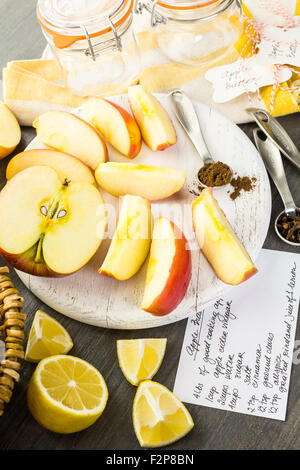 Zutaten für die Zubereitung hausgemachter Apfel-Butter aus Bio-Äpfel. Stockfoto