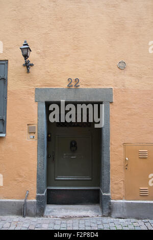 Grüne Tür mit grauen Stein Rahmen in der Södermalm in Stockholm Stockfoto