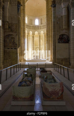 Gräber der Eleonore von Aquitanien, ihrem Ehemann Henry II Plantagenet und ihrem Sohn Richard Löwenherz, in Fontevraud L'Abbe Stockfoto