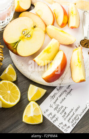 Zutaten für die Zubereitung hausgemachter Apfel-Butter aus Bio-Äpfel. Stockfoto