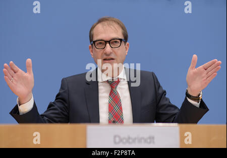 Datei - Datei Bild datiert 17. Dezember 2015 deutsche Verkehrsminister Alexander Dobrindt (CSU zeigt) hält eine Pressekonferenz zum Thema PKW-Maut (Pkw-Maut) in Berlin, Deutschland. FOTO: RAINER JENSEN/DPA Stockfoto