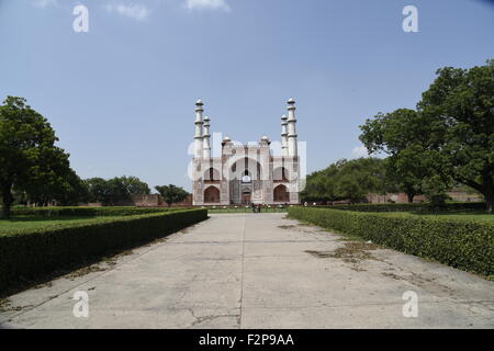 Akbars Grabmal komplexen externen Eingang von der Straße gebaut, imitieren Buland Darwaza Fatehpur Sikri, Agra, Uttar Pradesh, Indien Stockfoto