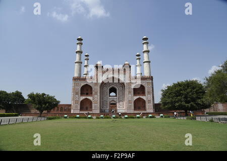 Sikandra Fort großen externen Eingang Haupttor & Garten Rasenbäume mit blauen Himmel und Wolken oben, Agra, Uttar Pradesh, Indien, Asien Stockfoto