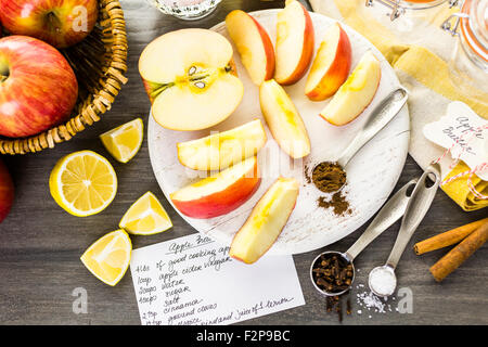 Zutaten für die Zubereitung hausgemachter Apfel-Butter aus Bio-Äpfel. Stockfoto