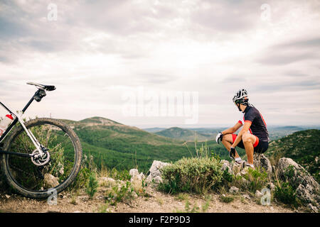Spanien, Tarragona, Mountainbiker, eine Pause im extremen Gelände Stockfoto