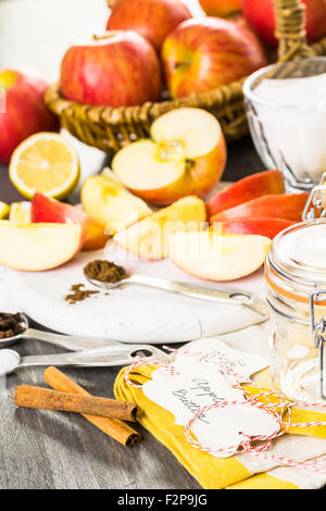 Zutaten für die Zubereitung hausgemachter Apfel-Butter aus Bio-Äpfel. Stockfoto