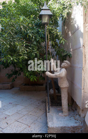 Eine Skulptur in einem Hof in der Altstadt von Jaffa, Tel Aviv Yafo, Israel Stockfoto