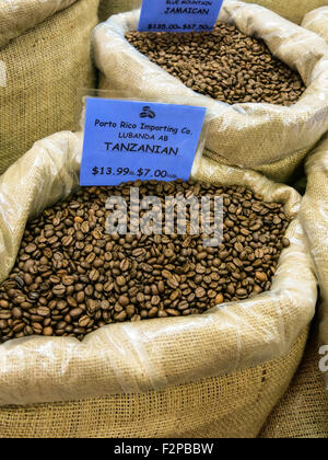 Bulk-Self-Service-Beutel, jamaikanische und tansanischen Kaffeebohnen, Porto Rico Import Co., New York, USA Stockfoto