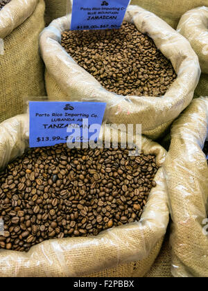 Bulk-Self-Service-Beutel, jamaikanische und tansanischen Kaffeebohnen, Porto Rico Import Co., New York, USA Stockfoto