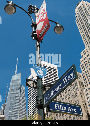 Wegweiser 41st Street und 5th Avenue gegenüber der New York Public Library, New York Stockfoto