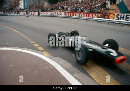 Graham Hill in seinem BRM Rennwagen der 1960er Jahre Stockfoto