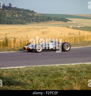 Graham Hill in seinem BRM Rennwagen der 1960er Jahre Stockfoto