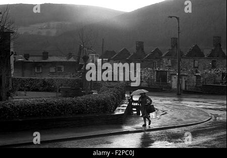 Frau zu Fuß nach Hause, nach dem Einkauf in den lokalen walisische Kohle-Bergbau-Dorf. South Wales Kohle Feld, 1982. Stockfoto