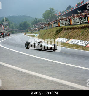 Jackie Stewart in seinem 1960er Jahre BRM Rennwagen Stockfoto