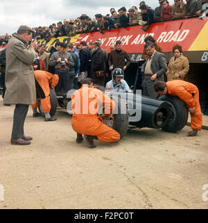 Graham Hill und BRM Mechanik in den Gruben 1964 Stockfoto