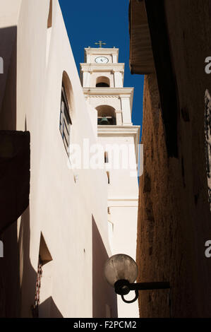 Naher Osten: der Glockenturm von St. Peter's Kirche aus den Gassen der Altstadt von Jaffa, Tel Aviv, Jaffa, Israel zu sehen. Stockfoto