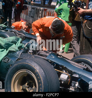 Mechaniker arbeiten an einem BRM in den Gruben der 1960er Jahre Stockfoto