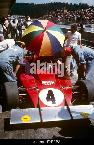 Eine Gruppe von Mechanik, beugte sich über einen Ferrari im 1973 übernommen. Stockfoto