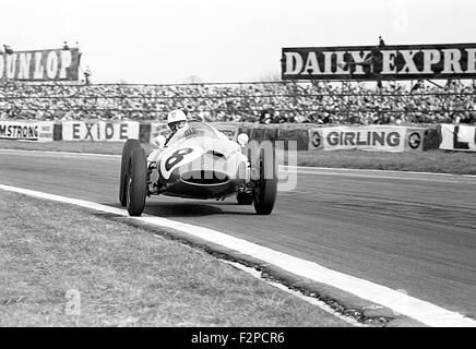 Harry Schell in einem Yeoman Credit Cooper T51 racing an Ostern in Goodwood 1960 Stockfoto