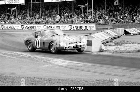 Graham Hill in einem Ferrari GTO Rennen in Goodwood Tourist Trophy 1963 Stockfoto